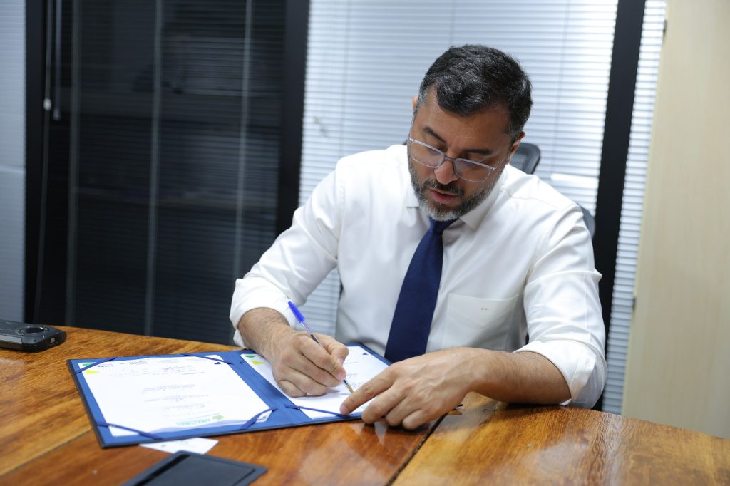wilson-lima-assina-convenio-para-construcao-de-centro-de-recreacao-em-codajas