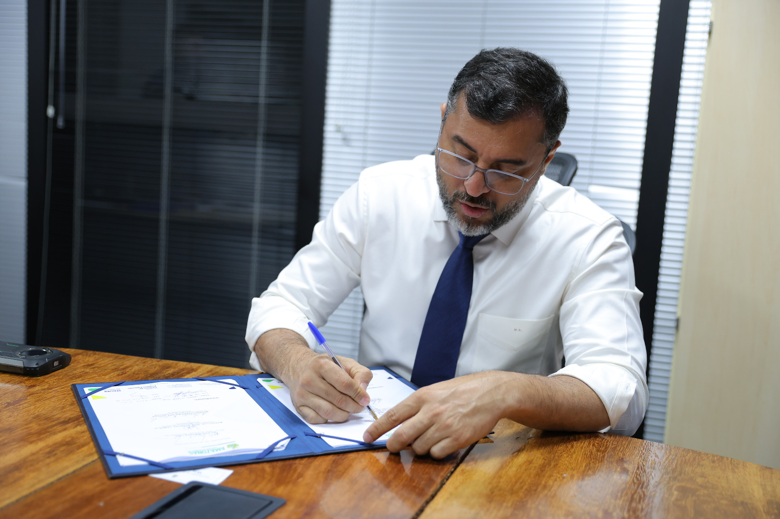 wilson-lima-assina-convenio-para-construcao-de-centro-de-recreacao-em-codajas