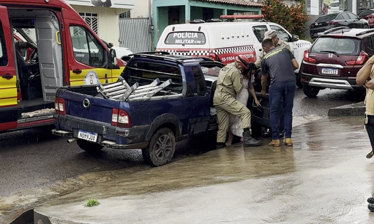 acidente-de-transito:-gestante-e-encaminhada-ao-hospital-apos-colisao-entre-veiculos,-em-itaituba