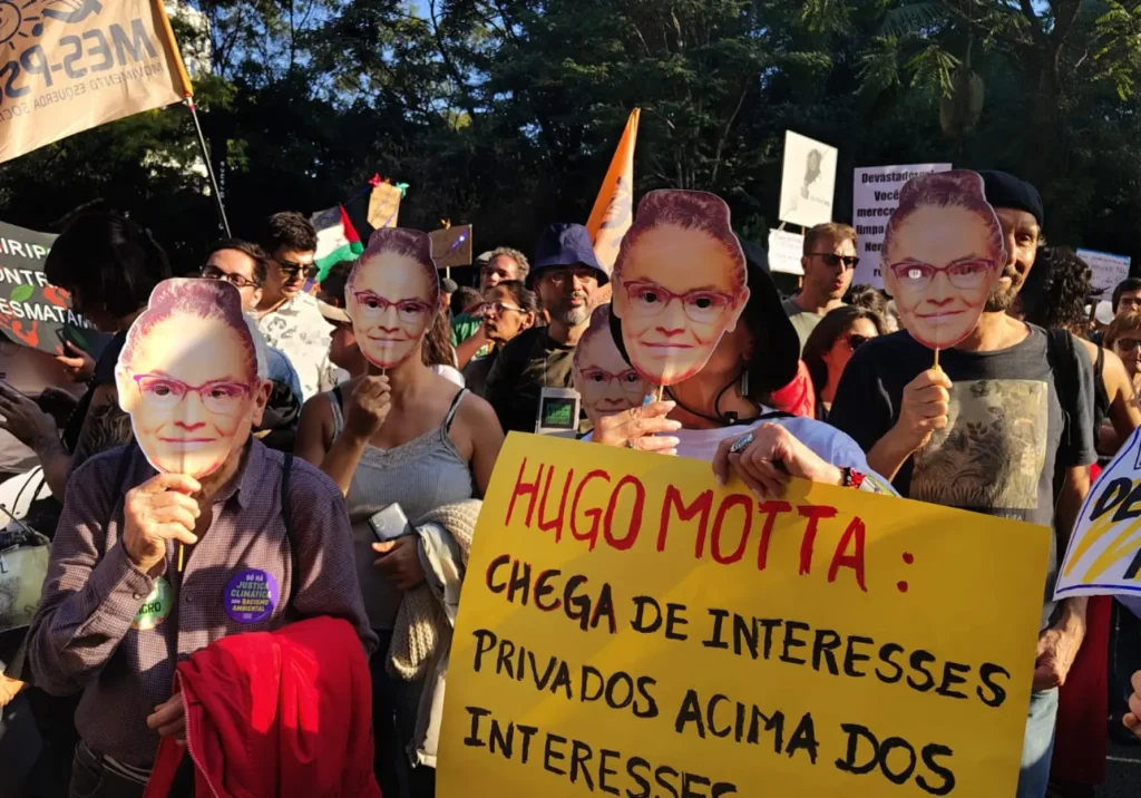 “marina-merece-o-que?-respeito.-pl-da-devastacao,-nao!”