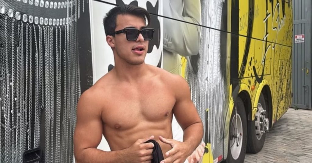 cantor-da-banda-djavu-e-alvo-de-extorsao-apos-enviar-fotos-sensuais