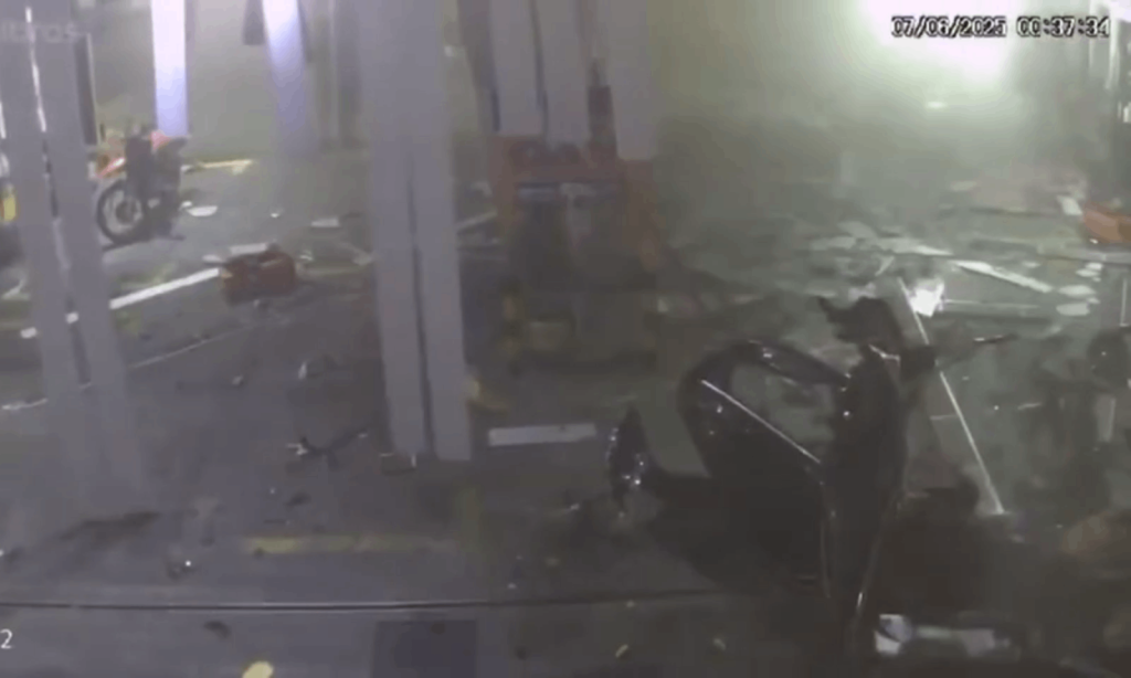 veiculo-abastecido-com-gas-explode-em-posto-e-deixa-um-morto-e-um-ferido-grave-no-rj