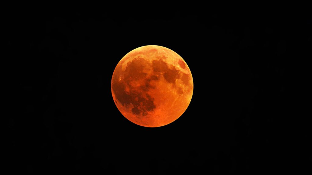 ‘lua-de-morango’:-saiba-como-observar-o-fenomeno-lunar