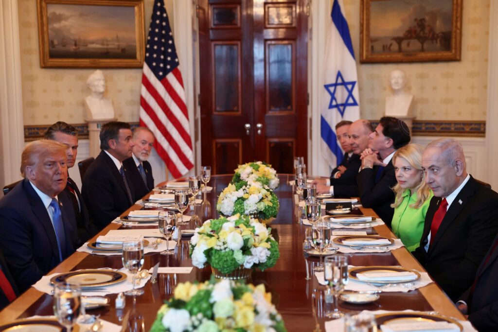 ao-lado-de-netanyahu,-trump-volta-a-defender-‘realocacao’-de-palestinos