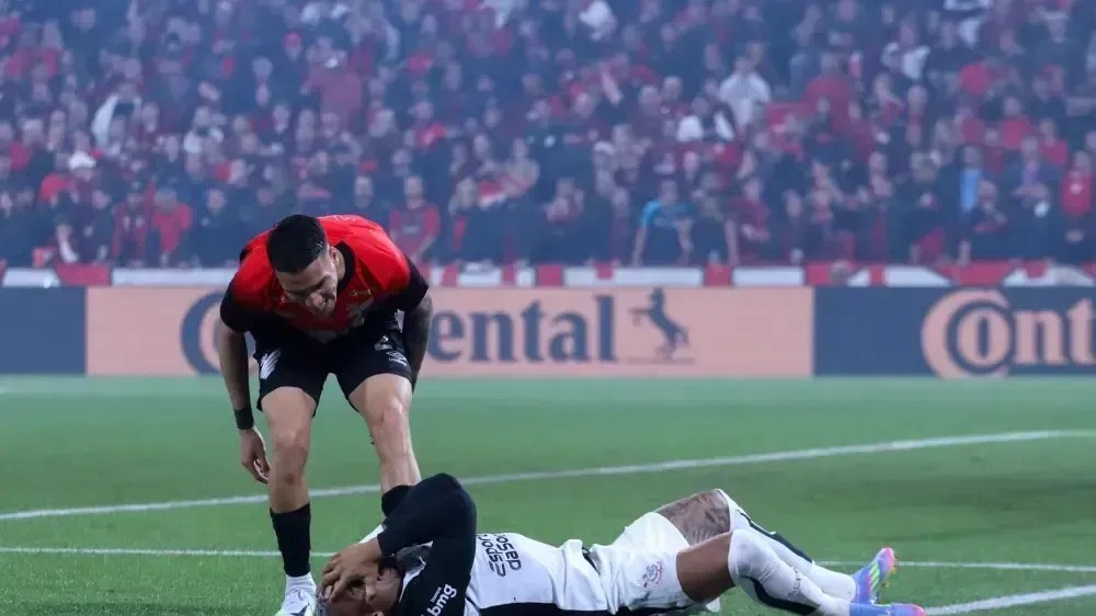 corinthians:-matheuzinho-sente-lesao-e-preocupa-para-jogo-contra-palmeiras