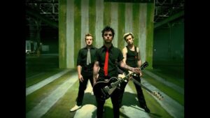 ‘trump-nao-esta-apto-para-liderar-o-pais,-ele-e-um-completo-idiota’,-diz-cantor-do-green-day
