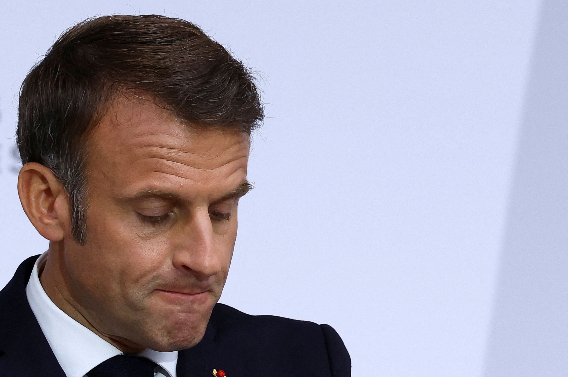 macron-busca-novo-primeiro-ministro-apos-colapso-do-governo-da-franca