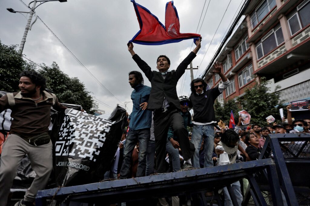 manifestantes-e-exercito-do-nepal-negociam-escolha-de-lider-interino