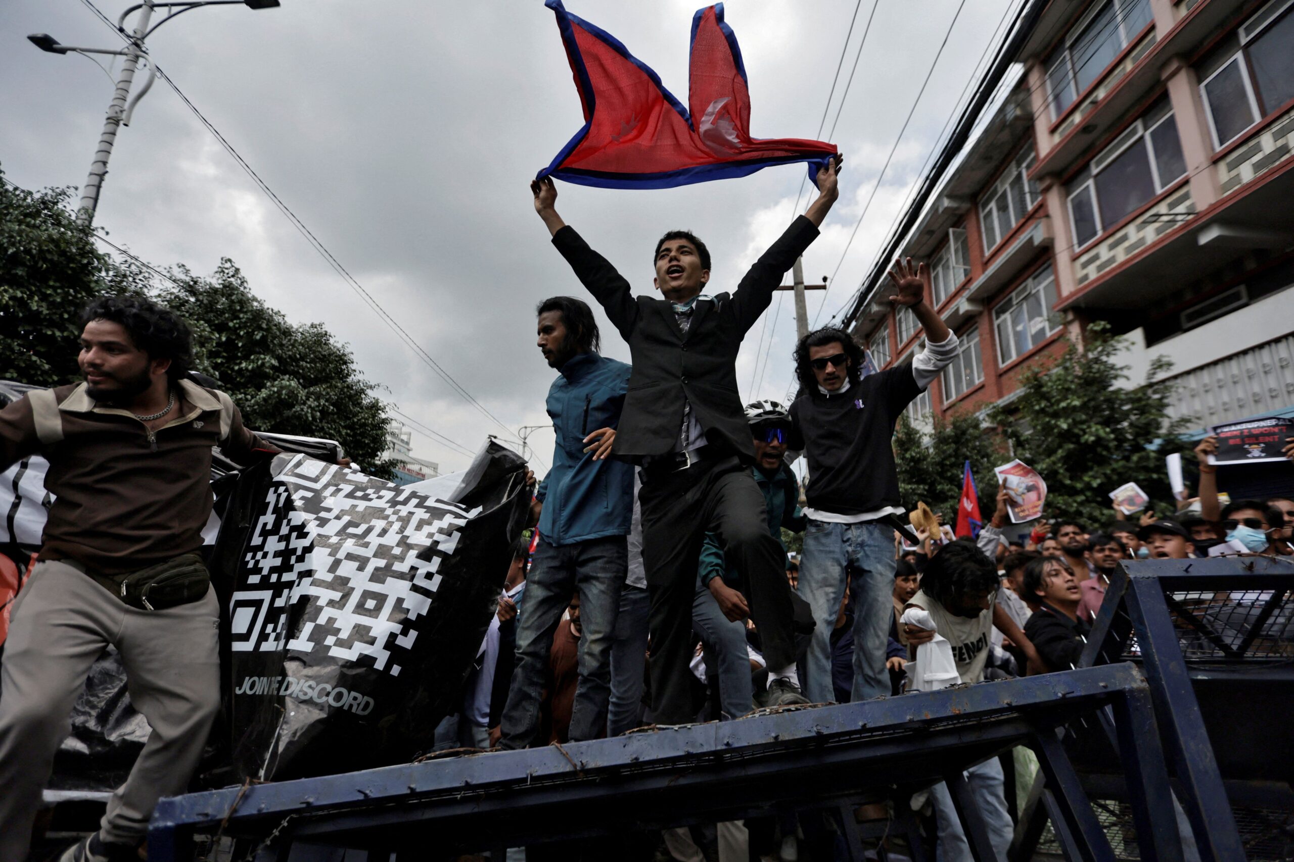 manifestantes-e-exercito-do-nepal-negociam-escolha-de-lider-interino