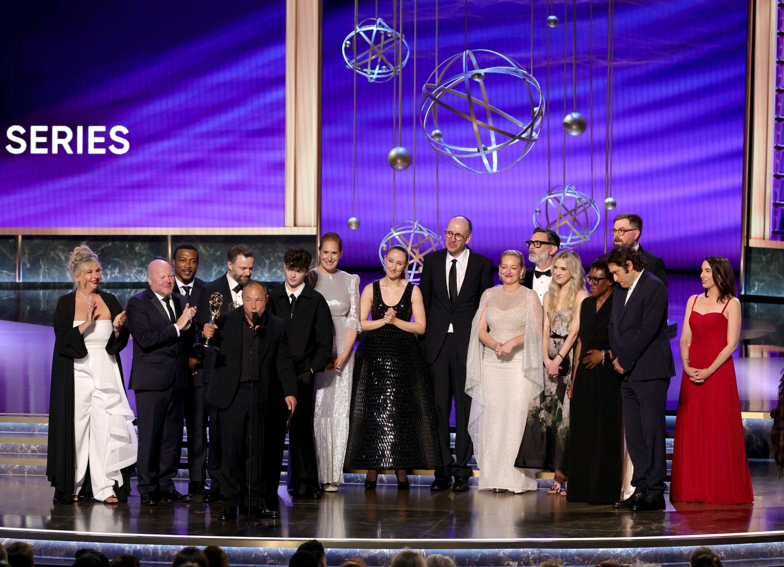 emmy-awards-2025:-‘adolescencia’-e-‘o-estudio’-se-destacam;-veja-a-lista-completa-de-vencedores