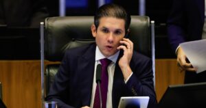 hugo-motta-acena-para-lula-e-tarcisio-e-fica-cada-vez-mais-fraco-na-camara