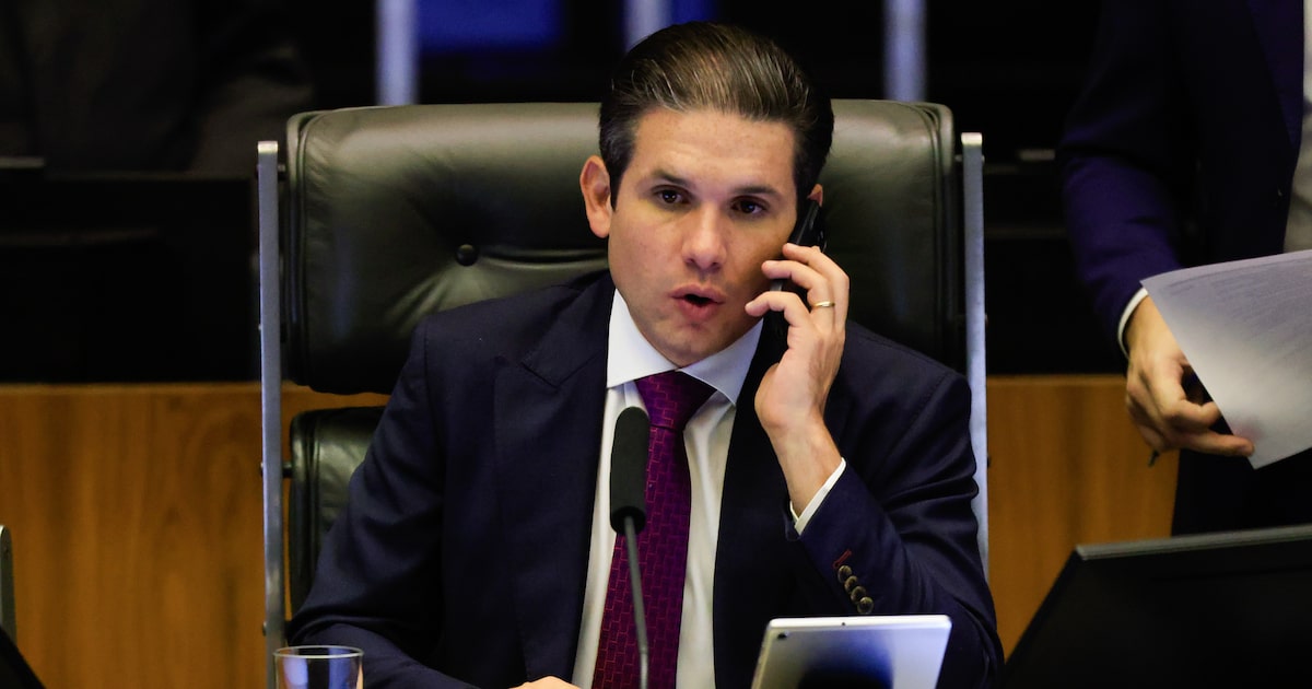hugo-motta-acena-para-lula-e-tarcisio-e-fica-cada-vez-mais-fraco-na-camara