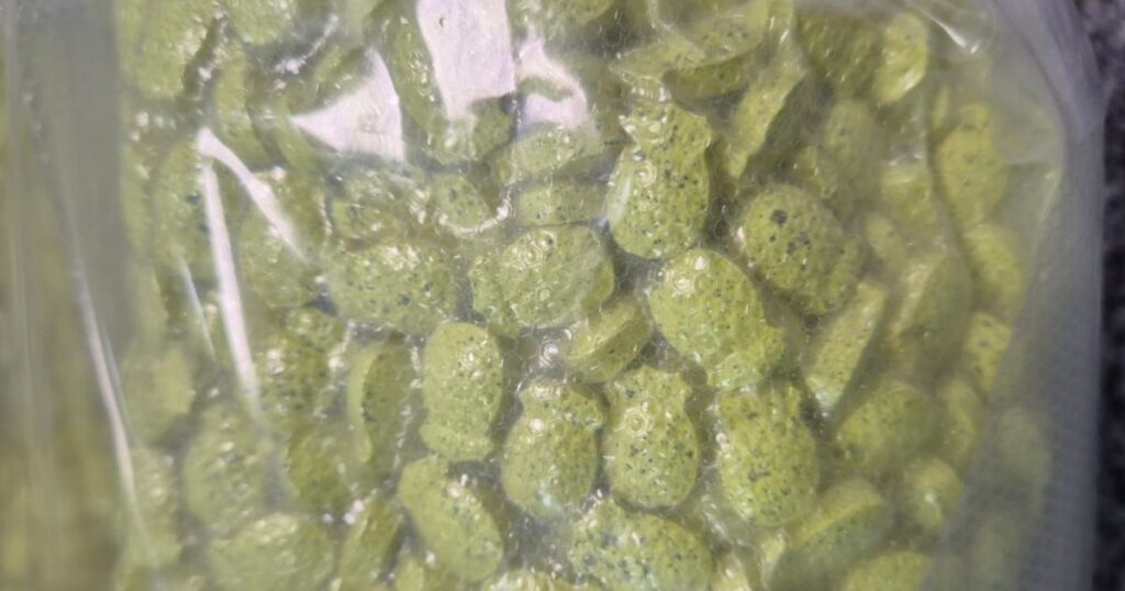 “ecstasy-de-abacaxi”:-homem-e-preso-com-drogas-no-aeroporto-do-galeao