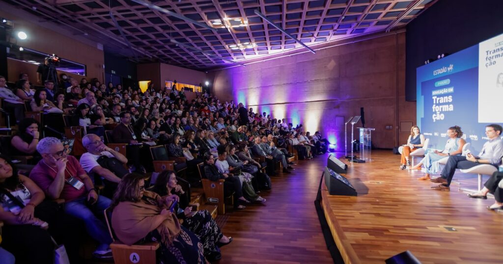 em-vez-de-demonizar-tecnologia,-e-preciso-formar-criancas-para-lidar-com-ela:-‘telas-nao-vao-embora’