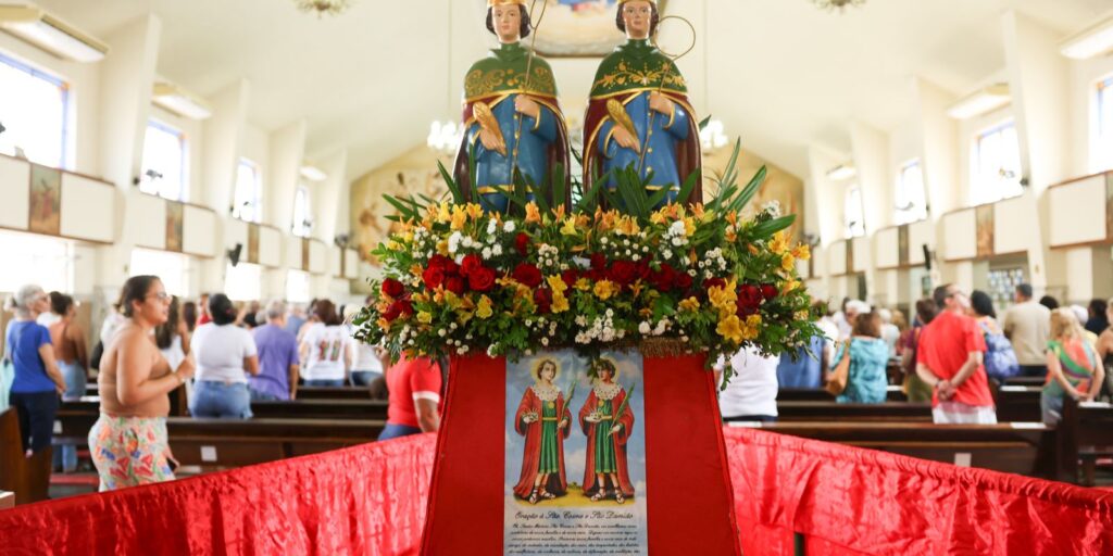 festa-de-cosme-e-damiao-e-celebrada-por-diferentes-religioes