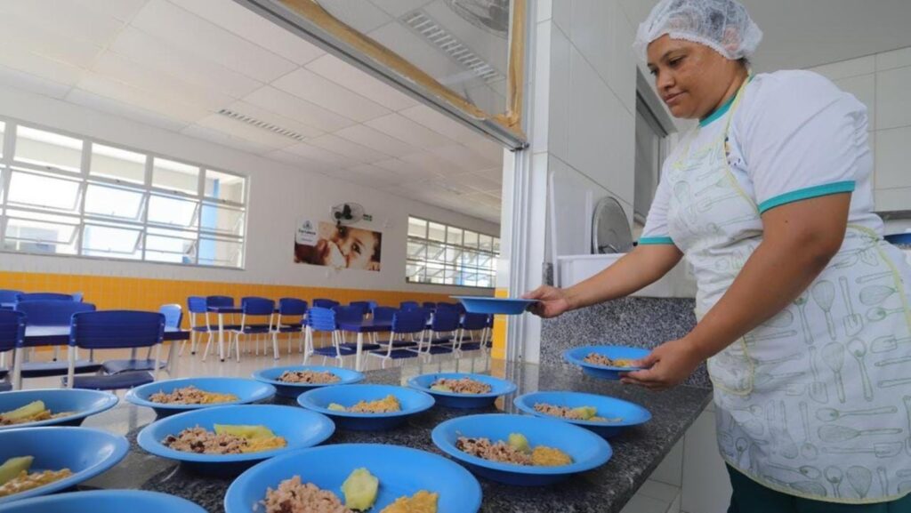 brasil-e-exemplo-mundial-em-merenda-escolar,-mas-manter-o-prato-cheio-ainda-e-desafio