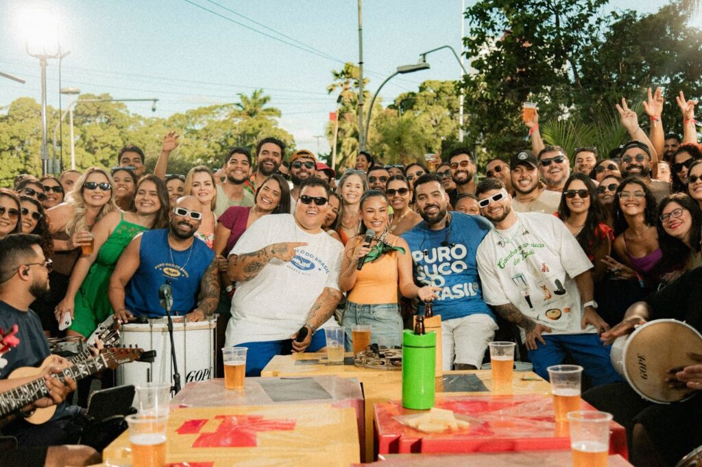 menos-e-mais-e-simone-mendes-batem-recorde-com-musica-que-ficou-por-mais-tempo-em-1o-no-spotify