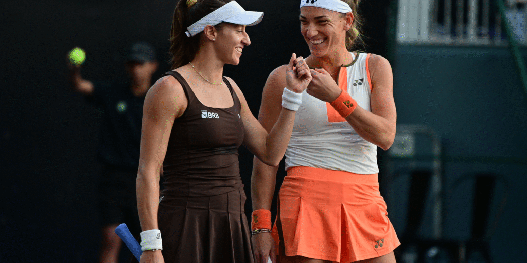 dupla-de-stefani-vira-sobre-atual-campea-e-vai-a-semi-do-wta-finals