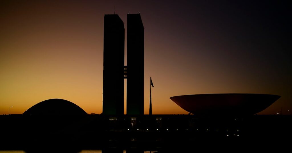 dino-ve-omissao-e-vota-para-obrigar-congresso-a-tributar-grandes-fortunas