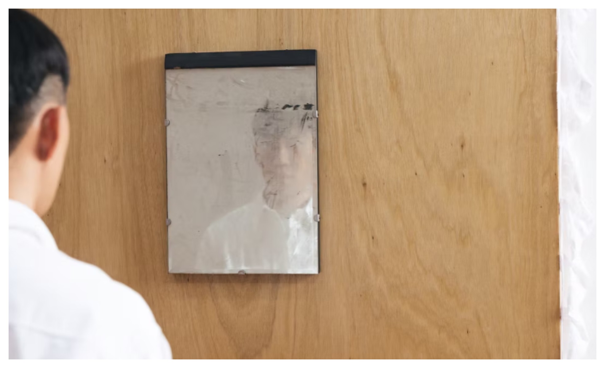 voluntario-de-museu-danifica-obra-de-arte-apos-tentar-limpar-espelho