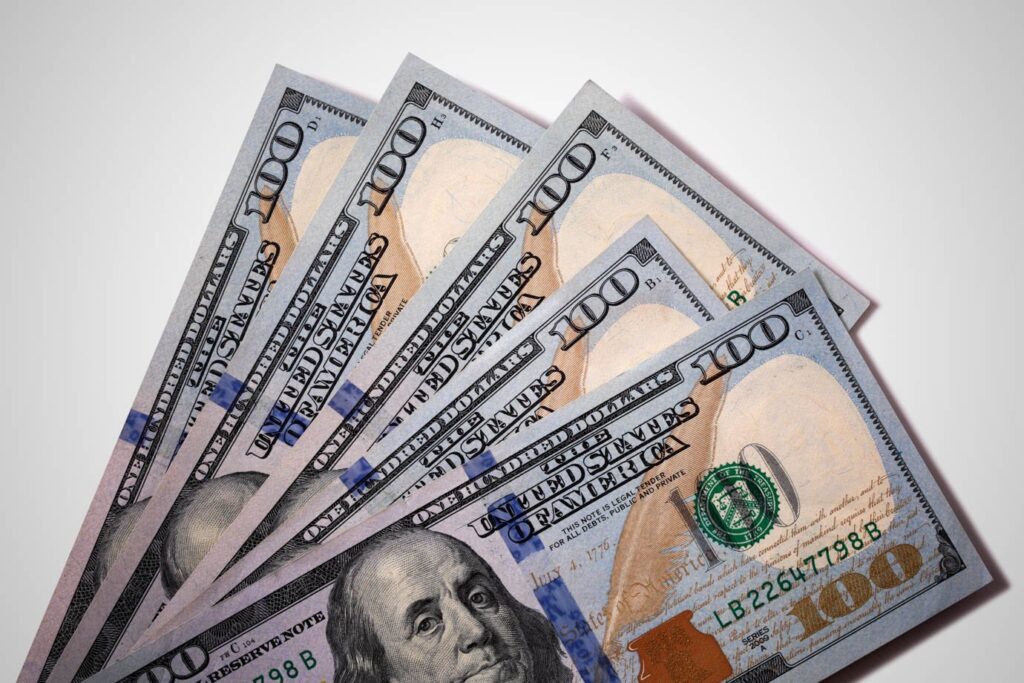 dolar-acompanha-o-exterior-e-fecha-em-alta-com-menor-apetite-ao-risco