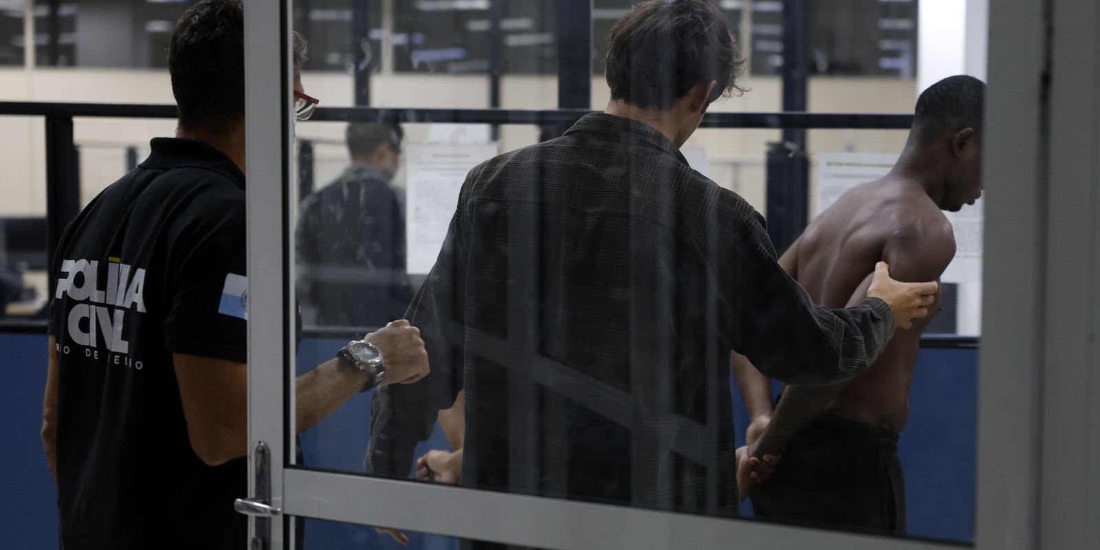 policia-combate-comando-vermelho-na-vila-kennedy,-no-rio