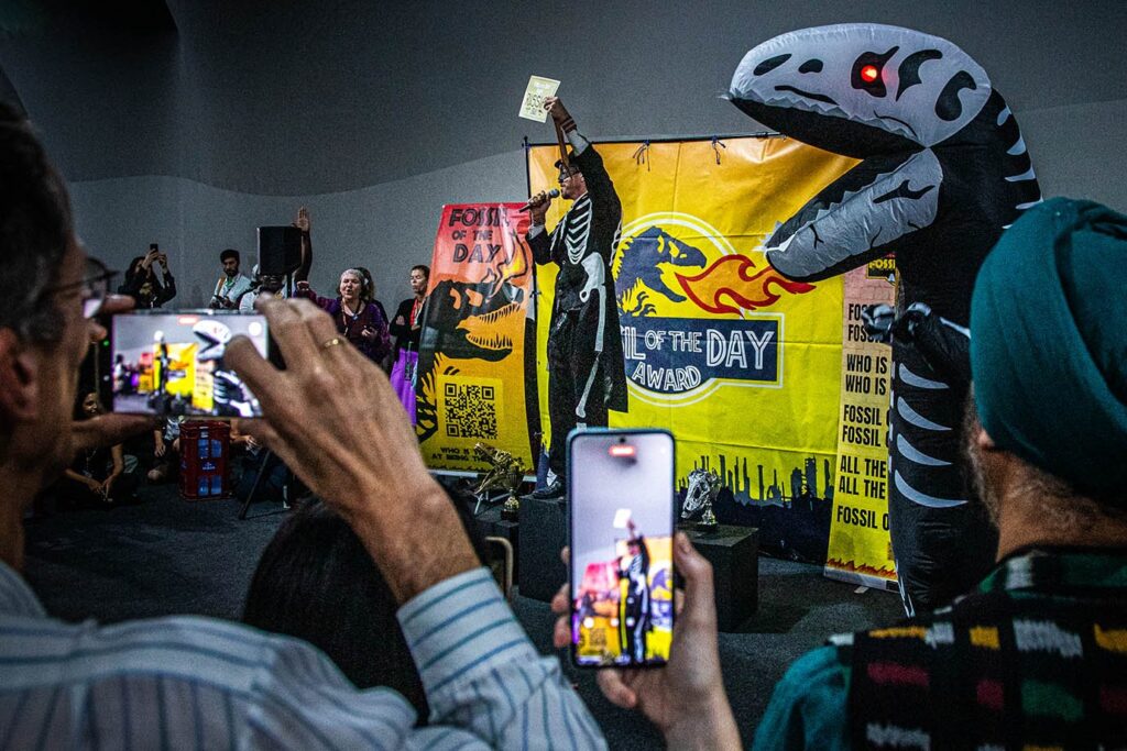 cop30:-russia-leva-‘fossil-do-dia’-enquanto-ue-e-arabia-saudita-conquistam-o-‘trofeu-colossal’