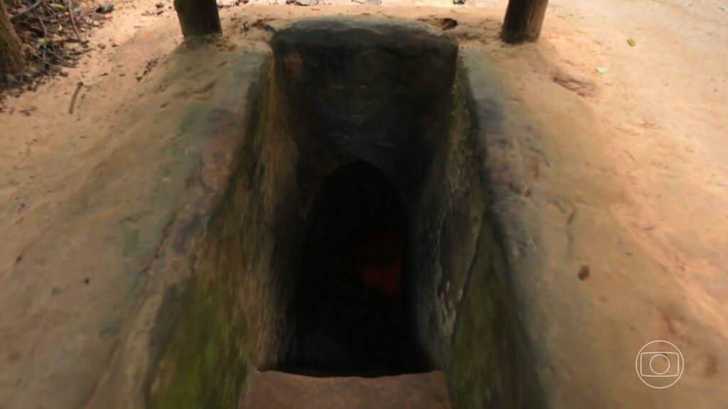 tuneis-guardam-mapa,-armas-e-cozinhas-improvisadas-usadas-por-soldados-na-guerra-do-vietna;-video