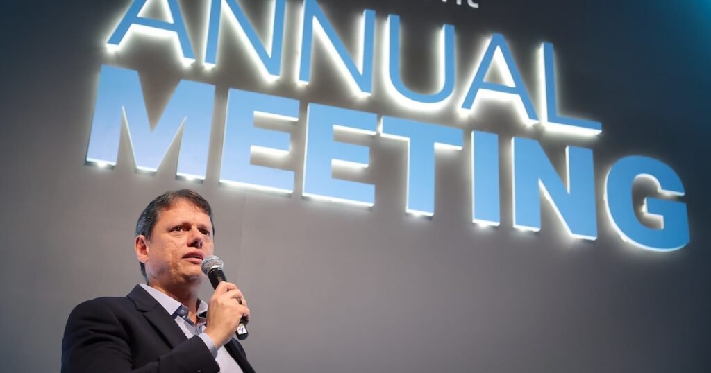 tarcisio-cita-rejeicao-a-lula-‘acima-de-50%’-e-diz-que-direita-pode-atrair-‘massa-de-centro’-em-2026