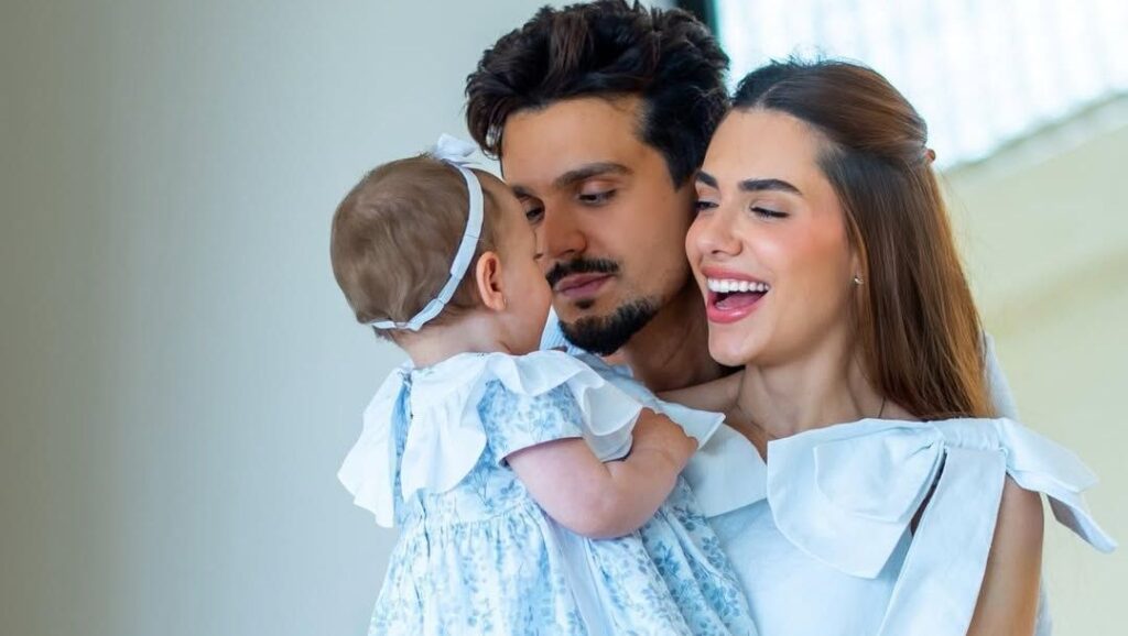 luan-santana-e-jade-magalhaes-comemoram-11-meses-da-filha,-serena