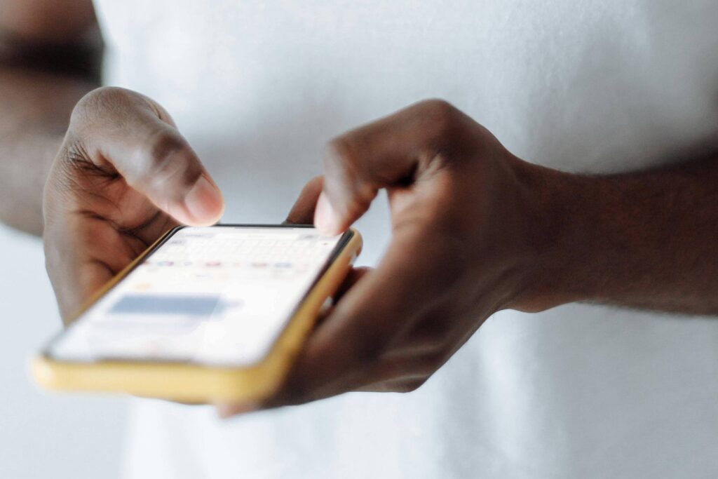 por-que-verificar-constantemente-o-seu-celular-pode-esgotar-seu-foco-e-memoria