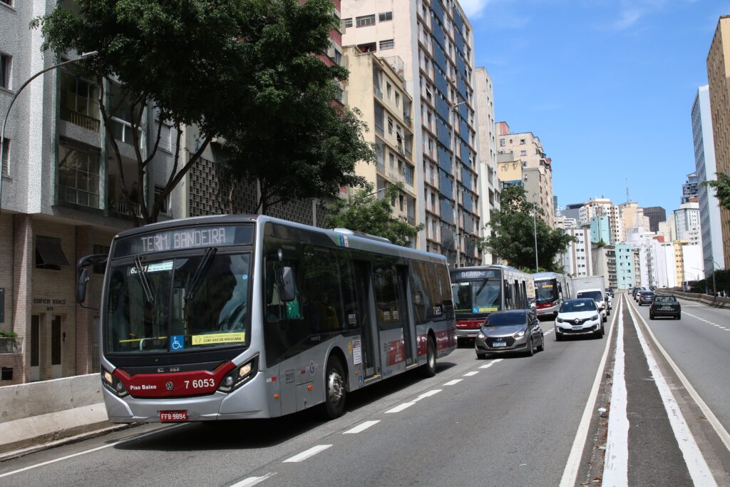 greve-dos-onibus-em-sp:-motoristas-encerram-paralisacao-apos-reuniao-com-nunes