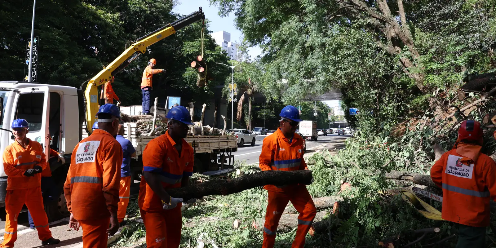 ha-dois-dias-sem-luz,-moradores-de-sao-paulo-se-adaptam-e-protestam