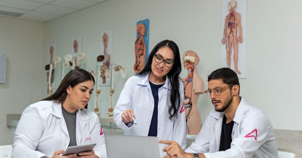 com-tecnologia-e-inovacao,-afya-forma-medicos-para-liderar-a-transformacao-da-saude
