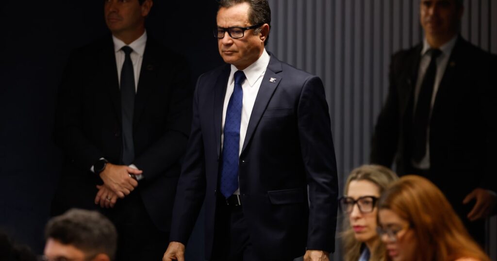 moraes-nega-pedido-de-barbeiro-ao-ex-comandante-da-marinha-almir-garnier,-condenado-por-golpe