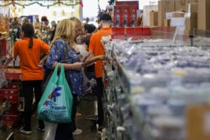 carregar-sacolas-pesadas-e-decorar-a-casa-pode-desencadear-lesoes-no-ombro-no-fim-de-ano