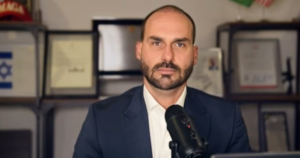 eduardo-bolsonaro-cogita-‘passaporte-de-apatrida’-para-permanecer-nos-eua-apos-cassacao