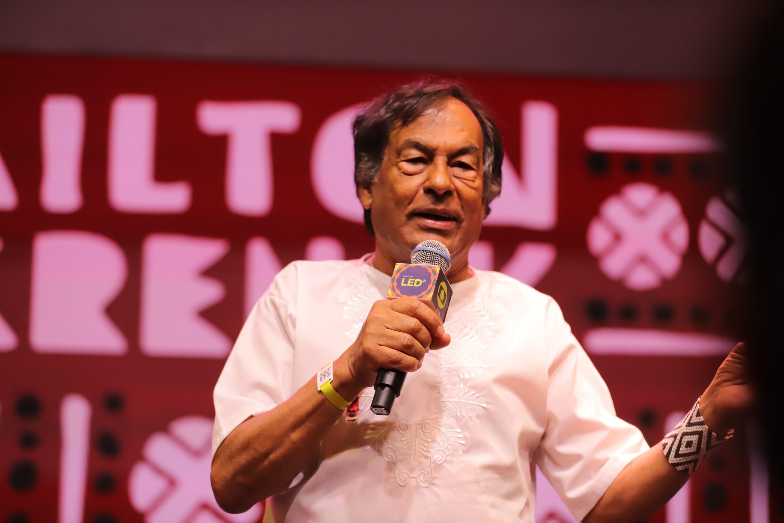 ‘tela-nao-devia-entrar-em-sala-de-aula’,-diz-ailton-krenak-no-festival-led,-em-belem