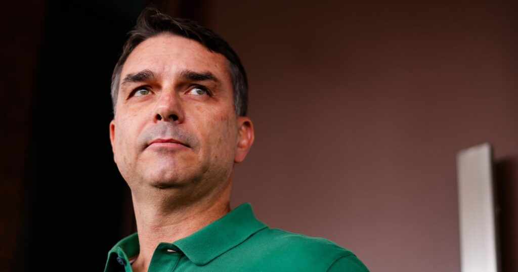 milei-compartilha-post-de-flavio-e-bolsonaristas-tentam-manter-pre-candidatura-em-pe-apos-carta