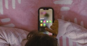 ferias…-e-seu-filho-nao-sai-do-celular?-3-pontos-para-ficar-de-olho-(e-nao-e-so-tempo-de-tela)