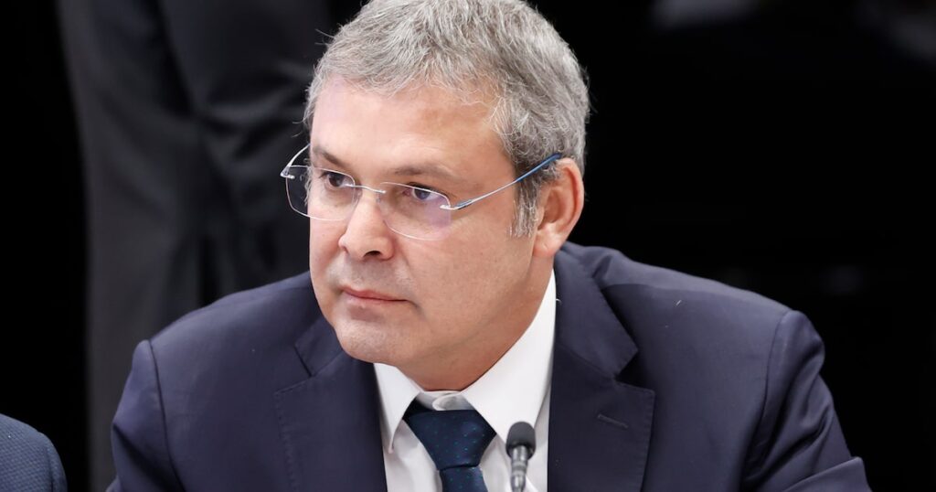 lider-do-pt-pede-a-pf-investigacao-contra-nikolas-e-irmaos-bolsonaro-por-incitacao-golpista