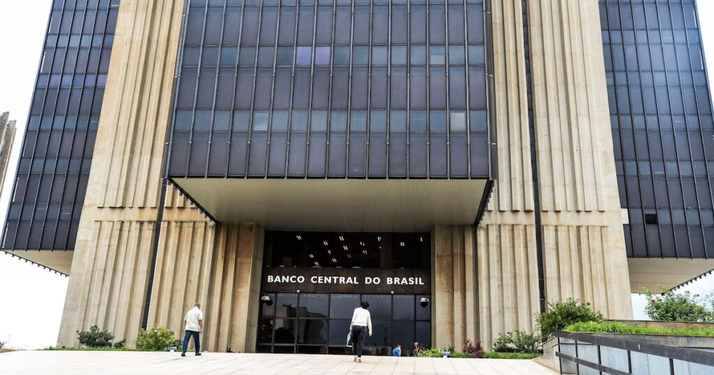 banco-central-aponta-deficit-de-51%-de-servidores-no-orgao