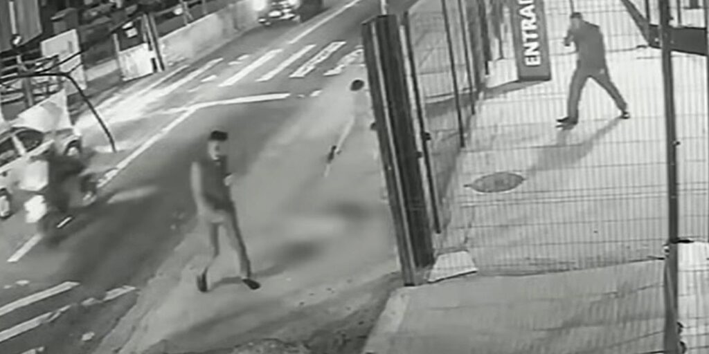 cachorro-e-morto-com-dez-tiros-em-frente-a-ponto-de-onibus-em-sp