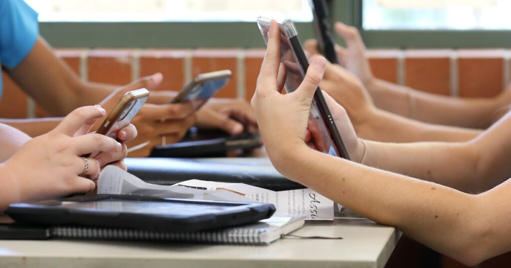 fgv-deve-proibir-celulares-em-salas-de-aula-da-graduacao-e-pos;-insper-ja-anunciou-veto