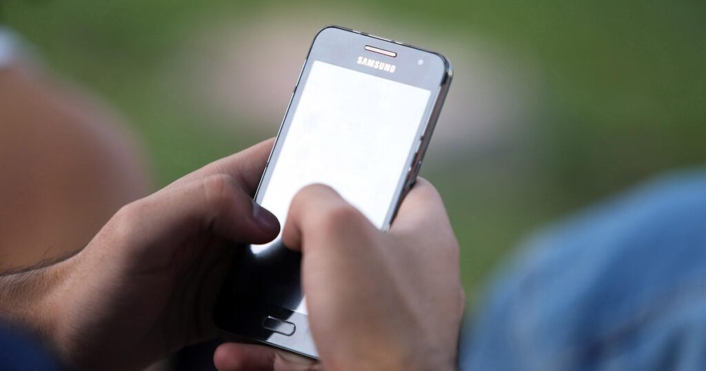 voce-concorda-com-a-proibicao-de-celular-em-universidades,-como-no-insper-e-na-fgv?-opine