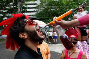 saiba-como-ajudar-uma-pessoa-que-passa-mal-em-blocos-e-festas-de-carnaval