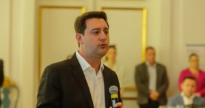 ratinho-jr.-defende-privatizacao-suspensa-por-dino:-‘nao-posso-deixar-virar-os-correios’