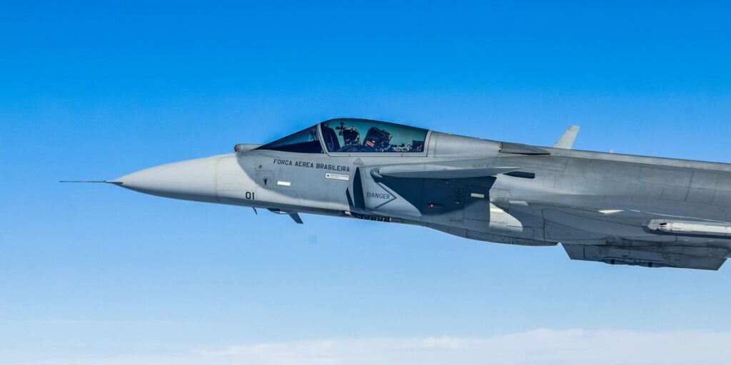 brasil-apresenta-primeiro-caca-f-39-gripen-fabricado-no-pais
