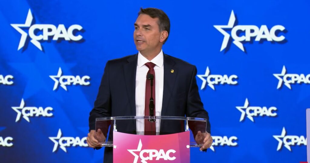 flavio-bolsonaro-se-mostra-‘paz-e-amor’-mais-na-forma-do-que-no-conteudo