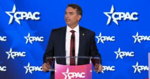 flavio-bolsonaro-se-mostra-‘paz-e-amor’-mais-na-forma-do-que-no-conteudo